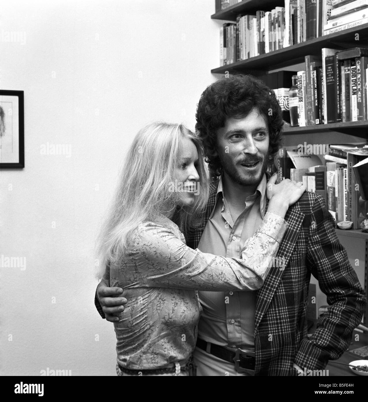 TV-Star: Robert Powell heiratet Herrn Babs. September 1975 S75-4616 Stockfoto