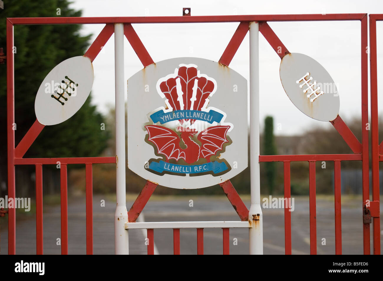 Die Tore des Stradey Park Rugby in Llanelli, dem ehemaligen Gelände der Llanelli RFC und The Scarlets gemahlen. Stockfoto
