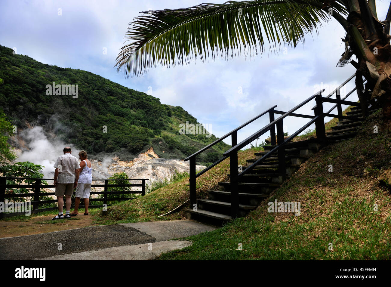 WENIGE TOURISTEN BESUCHEN DIE SCHWEFEL-POOLS IN DEN KRATER DES VULKANS MOUNT SOUFRIERE ST. LUCIA S DRIVE IN Stockfoto