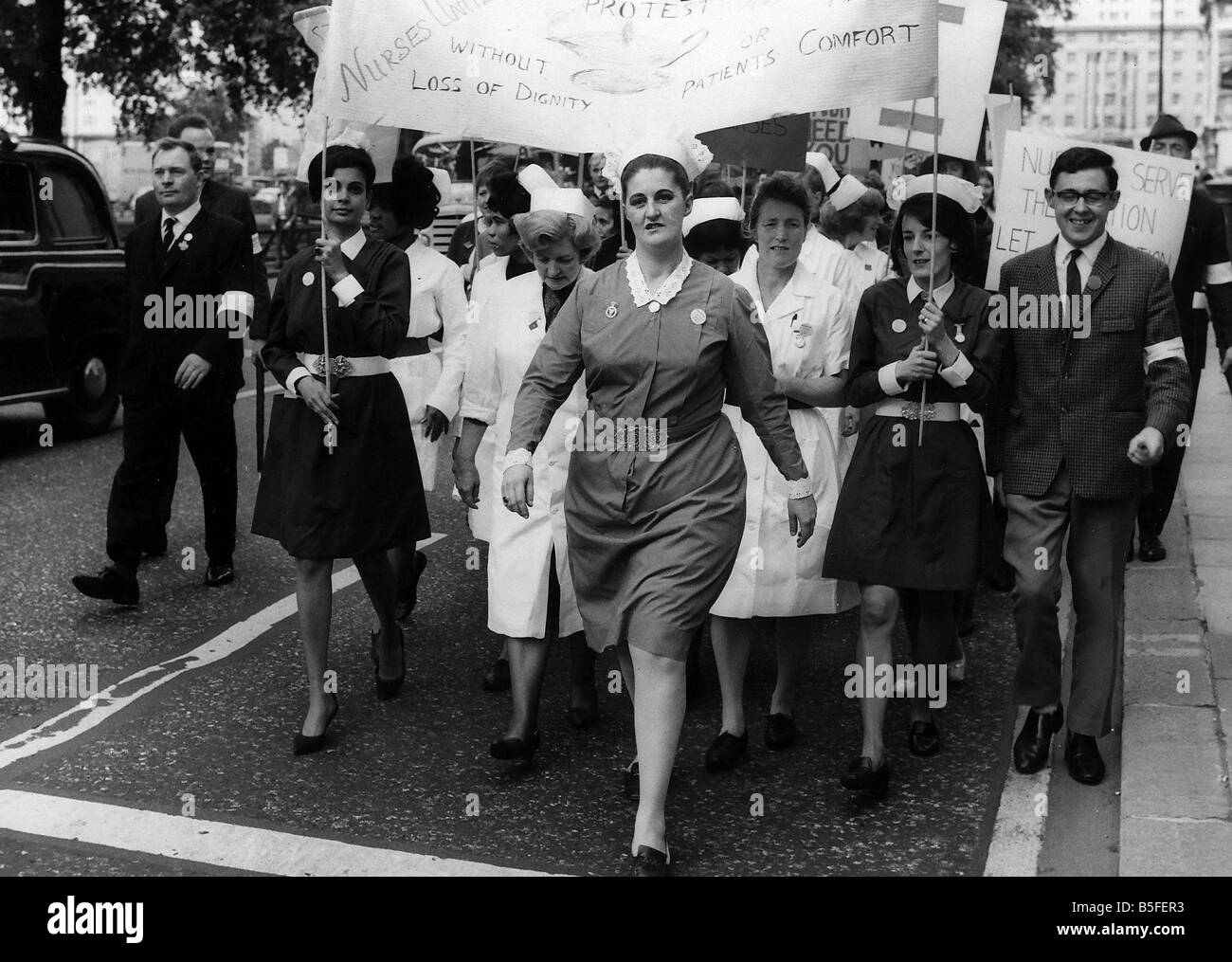 Demonstrationen NHS Krankenschwestern auf Protest März Arbeitskampf Streik für höhere Löhne Stockfoto