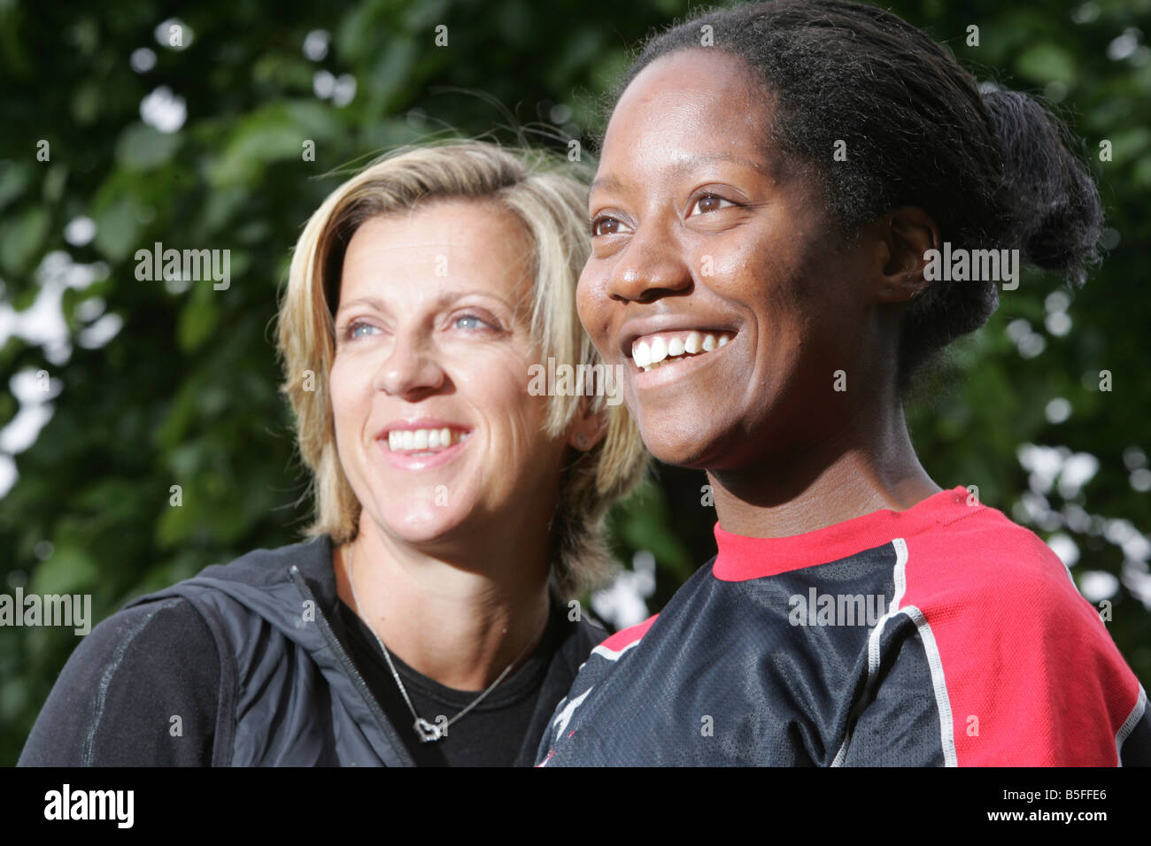 Sally Gunnell und britischen 100m Hürdenläufer Sarah Claxton an Norwich Union internationale Leichtathletik-Meeting in Scotstoun Stadion Stockfoto