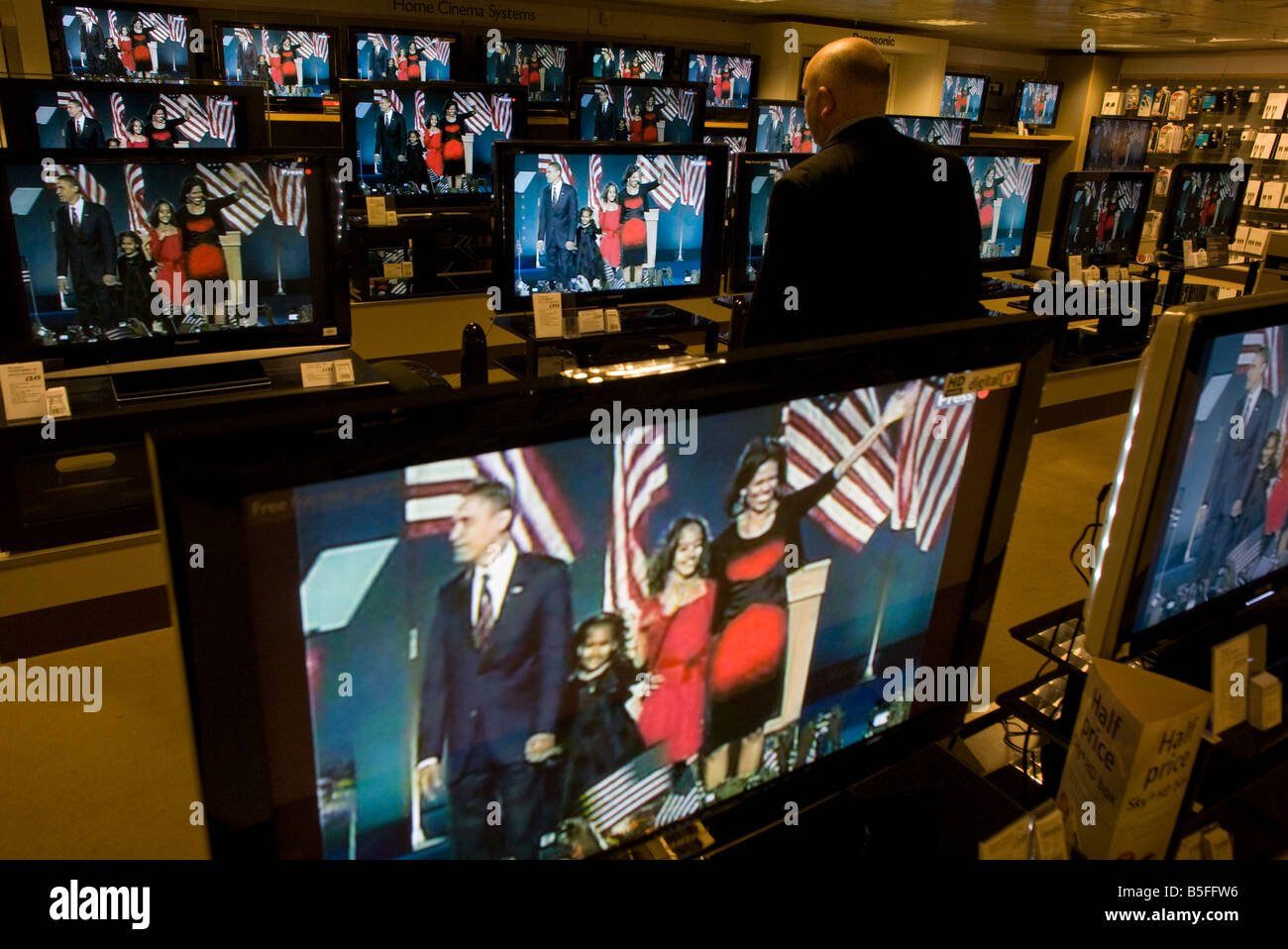 Barack Obama und Familie nach Wahlsieg auf BBC News TV-Bildschirme in der Londoner John Lewis Department Store gesehen Stockfoto