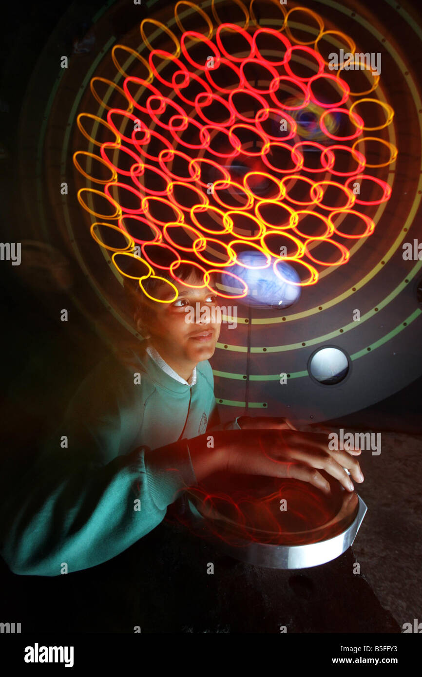 Ein Schüler von Willowbank Grundschule besucht Dynamic Earth in Edinburgh, Bild zeigt Mansoor Munawar 12 Stockfoto