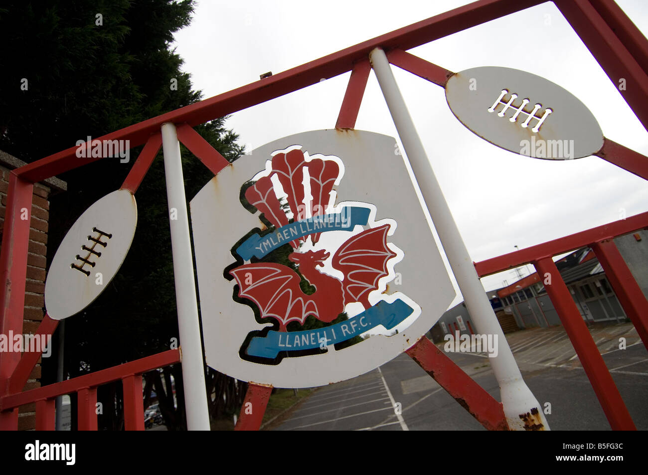Die Tore des Stradey Park Rugby in Llanelli, dem ehemaligen Gelände der Llanelli RFC und The Scarlets gemahlen. Stockfoto