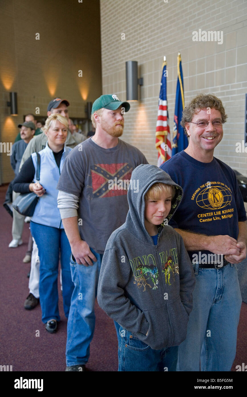 Center Line Michigan Wählern bei einem Polling legen in Macomb County am Wahltag in den Präsidentschaftswahlen 2008 Stockfoto