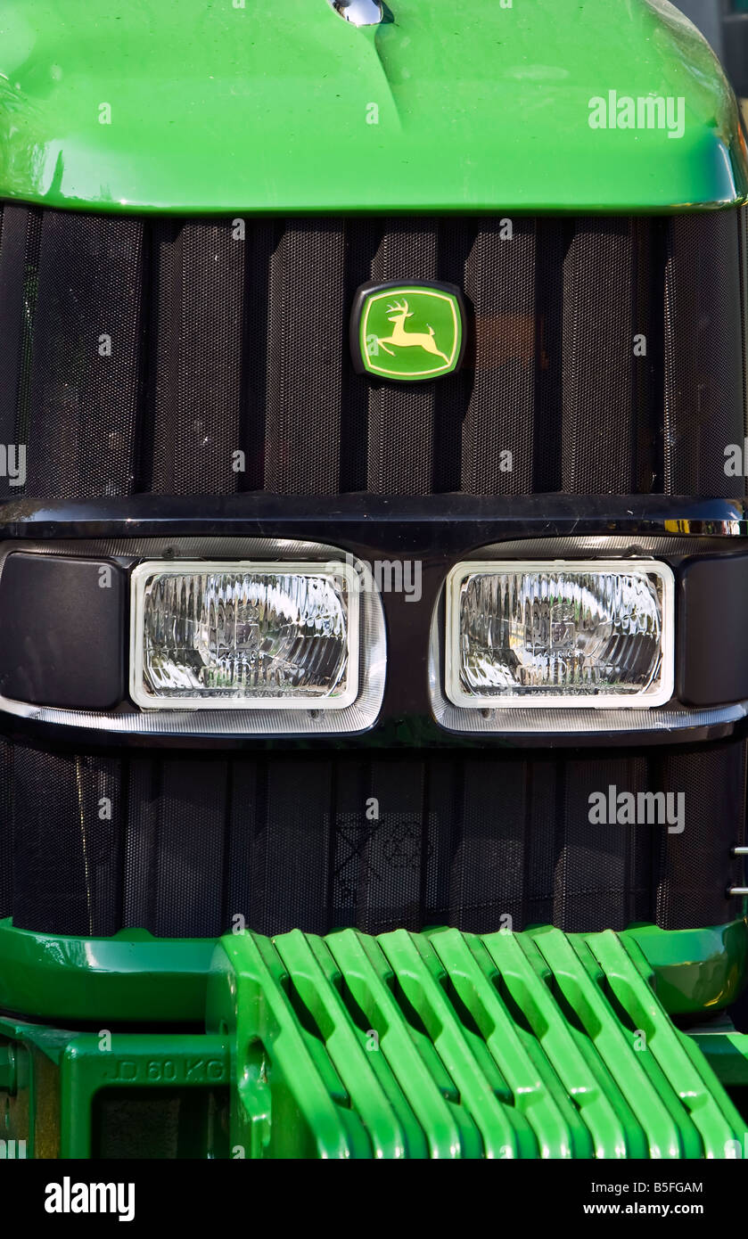 John Deere-Logo auf der Vorderseite eines John Deere Traktors Stockfoto