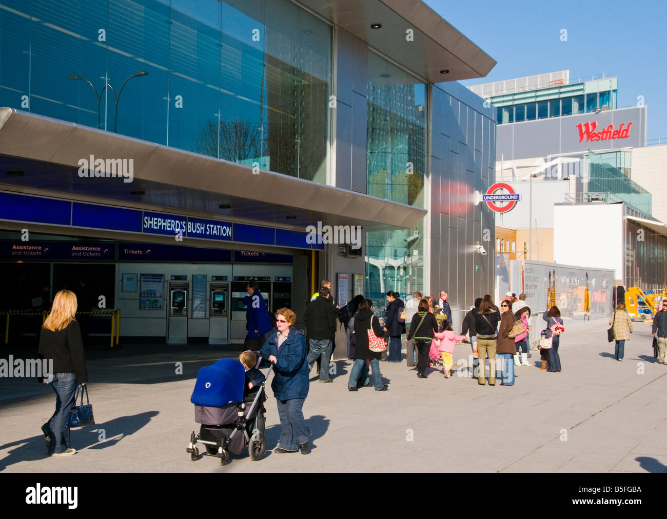 Schäfer s Bush U-Bahn-Station und Westfield London Stockfoto