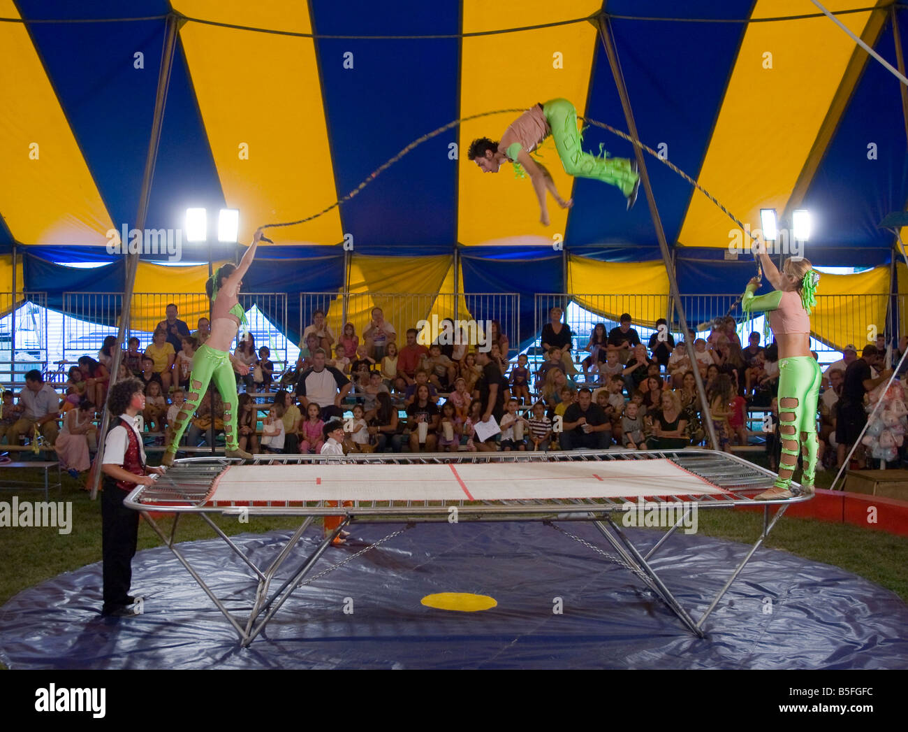 Zirkusartisten auf einem Trampolin Stockfoto