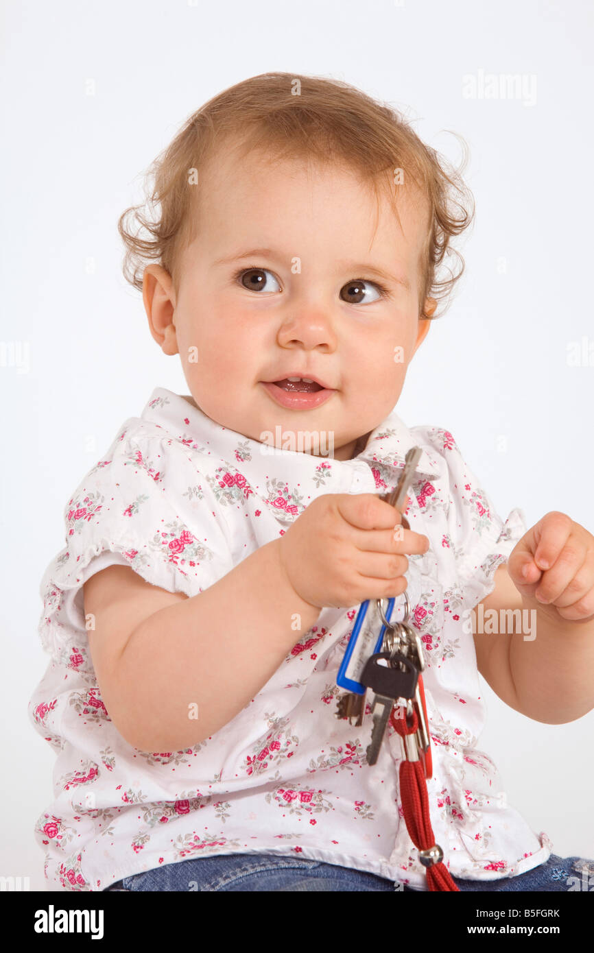 Babymädchen (1-2) spielen mit Schlüsselbund Stockfoto