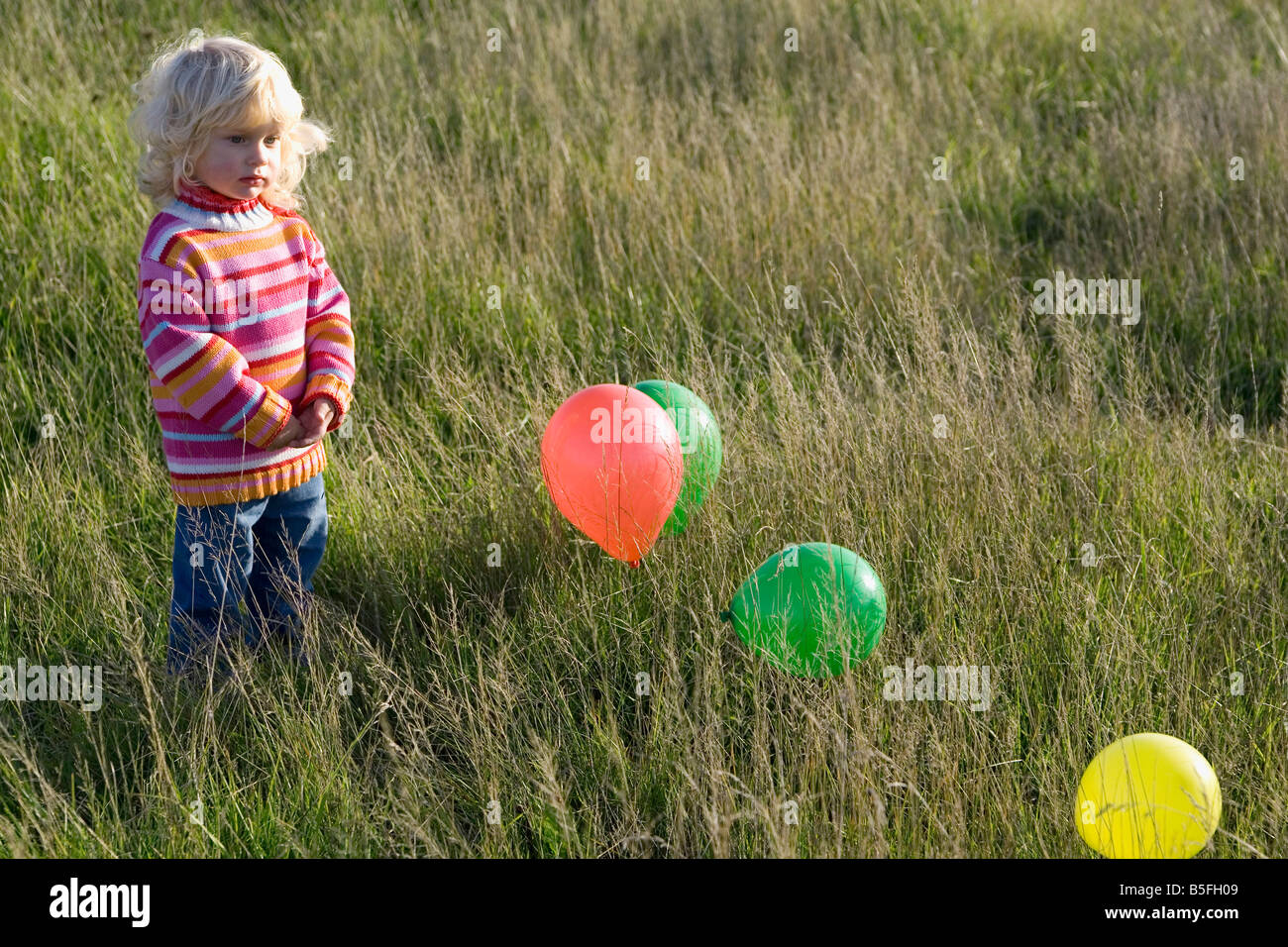 Kleines Mädchen (2-3) Spiel mit Luftballons Stockfoto