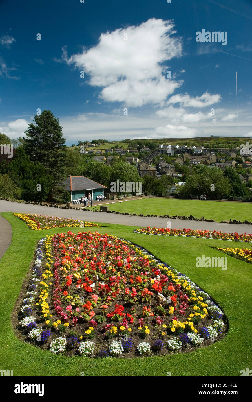 Blumenbeete und Bowling Green im Howarth Park, West Yorkshire, England Stockfoto