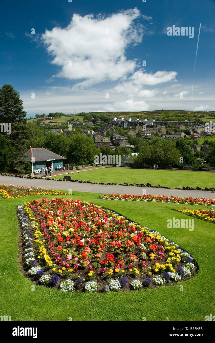 Blumenbeete und Bowling Green im Howarth Park, West Yorkshire, England Stockfoto