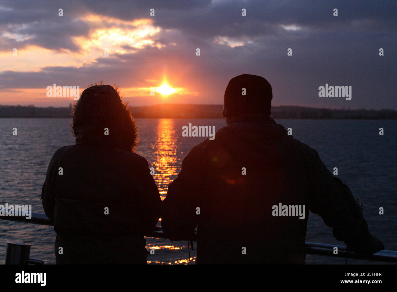 Silhouette eines Paares ein Sonnenuntergang auf dem Meer, Wismar, Deutschland Stockfoto