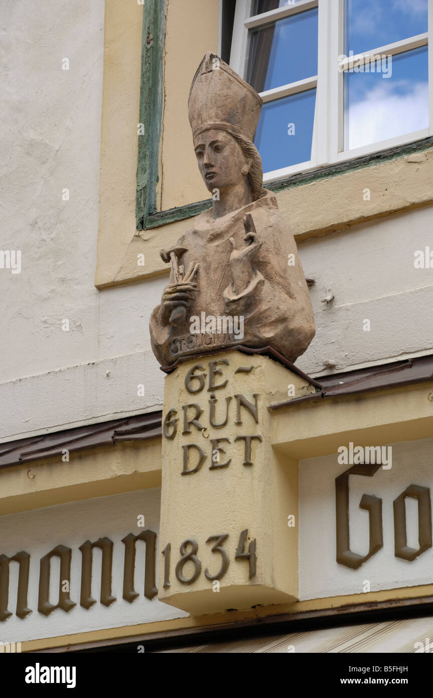 Statue des Heiligen Eligius an der Seite eines Gebäudes in Medienstationen, Bayern, Deutschland Stockfoto