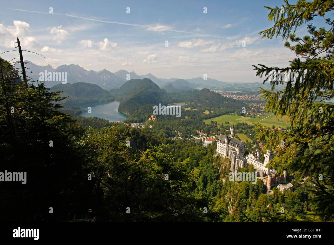 Vogelperspektive von Schloss Neuschwanstein und die umliegenden Berge und Seen in Schwangau in der Nähe von Fuessen Allgaeu Bayern Stockfoto