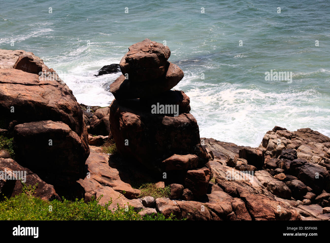 Felsiges Gelände in Kovalam Beach, Kerala, Indien Stockfoto