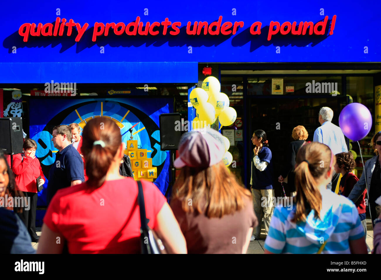 Rezession Großbritannien Käufer angezogen, alles unter einem Pfund Ladengeschäft Sutton Surrey Stockfoto