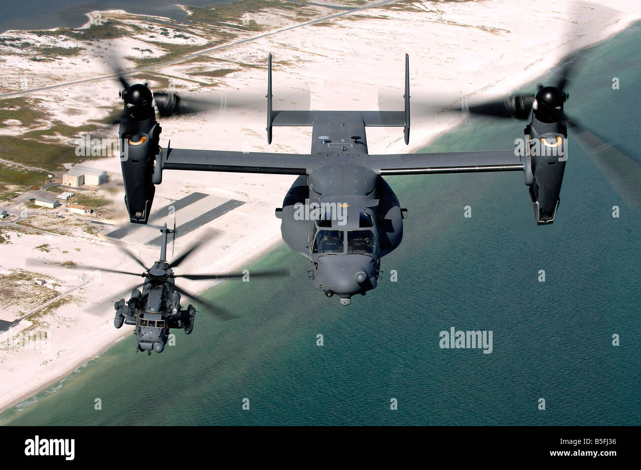 20. August 2008 - überfliegen A CV-22 Osprey und ein MH-53 Pave Low die Küste in der Nähe von Hurlburt Field, Florida. Stockfoto