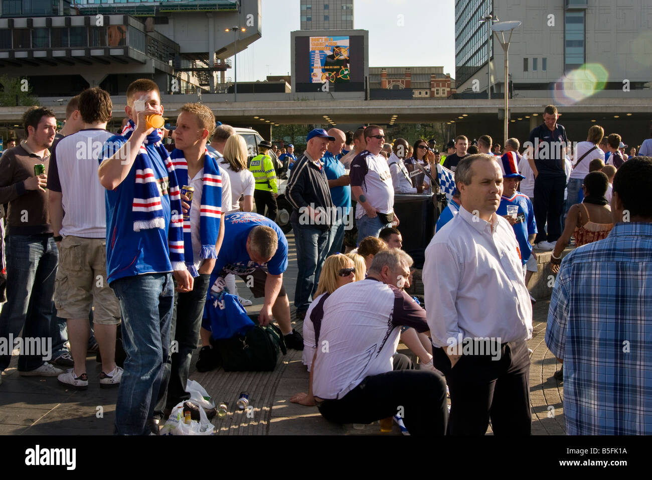 Schottische Rangers-Fans versammeln sich auf Piccadilly Gardens in Manchester vor dem UEFA-Cup 2008 Stockfoto