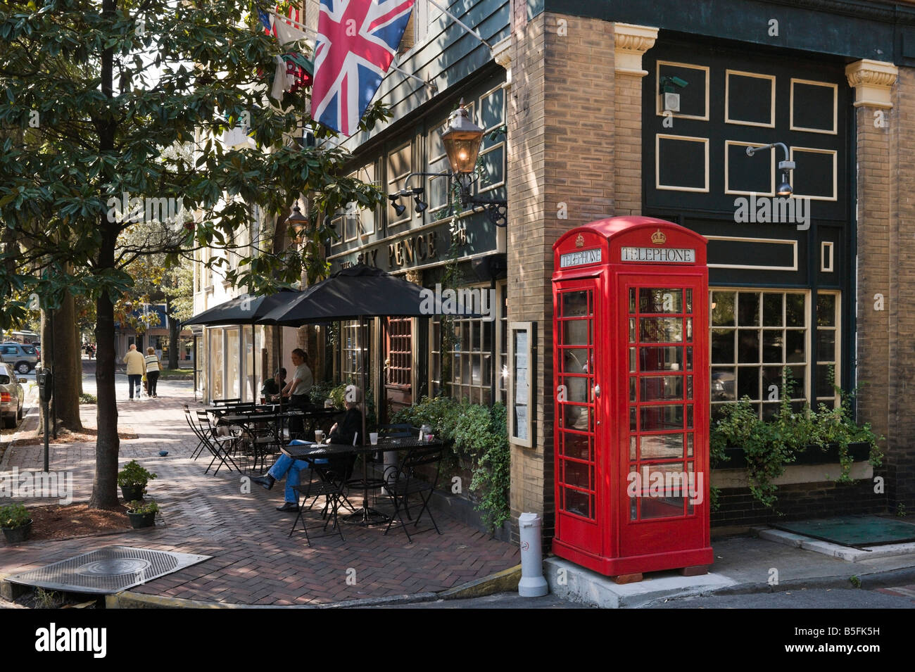 Pub im britischen Stil auf Bull Street Historic District, Savannah, Georgia, USA Stockfoto