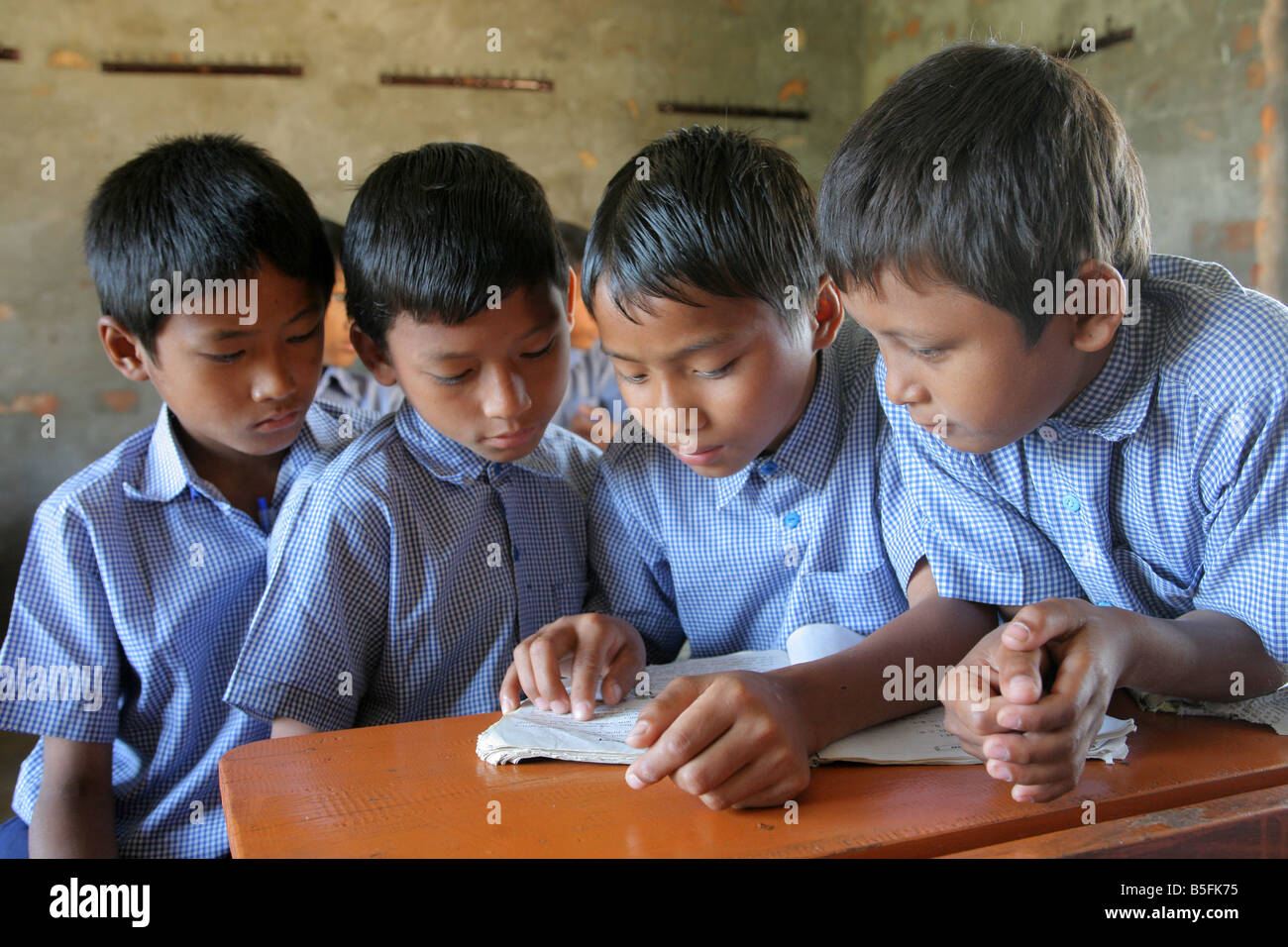 Nepal, jungen einen Unterricht in einer Dorfschule in Jayamangala Stockfoto