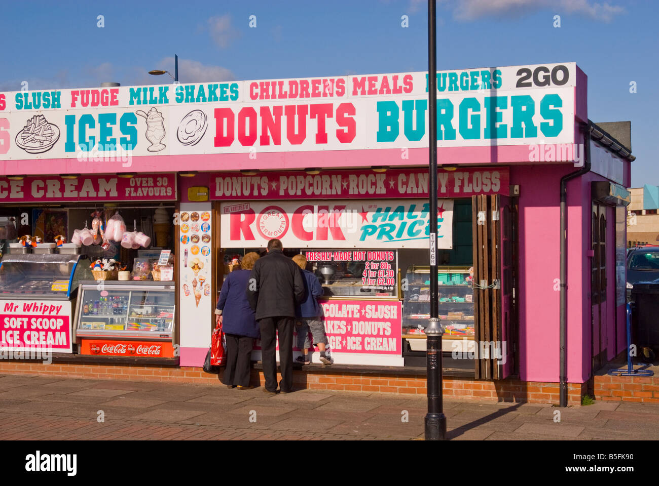Ein Kiosk mit Eis Donuts-chips und heiße und kalte Speisen Getränke entlang der Strandpromenade promenade in Great Yarmouth Norfolk Uk Stockfoto