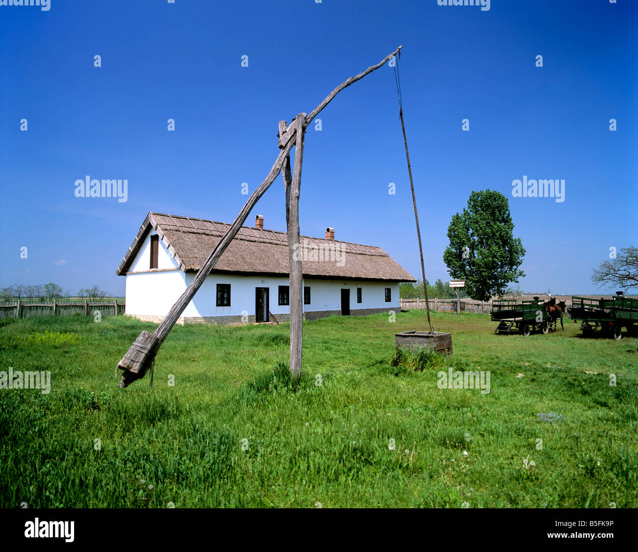 Csarda, Brunnen und Bauernhaus in der Puszta, Ungarn Stockfoto