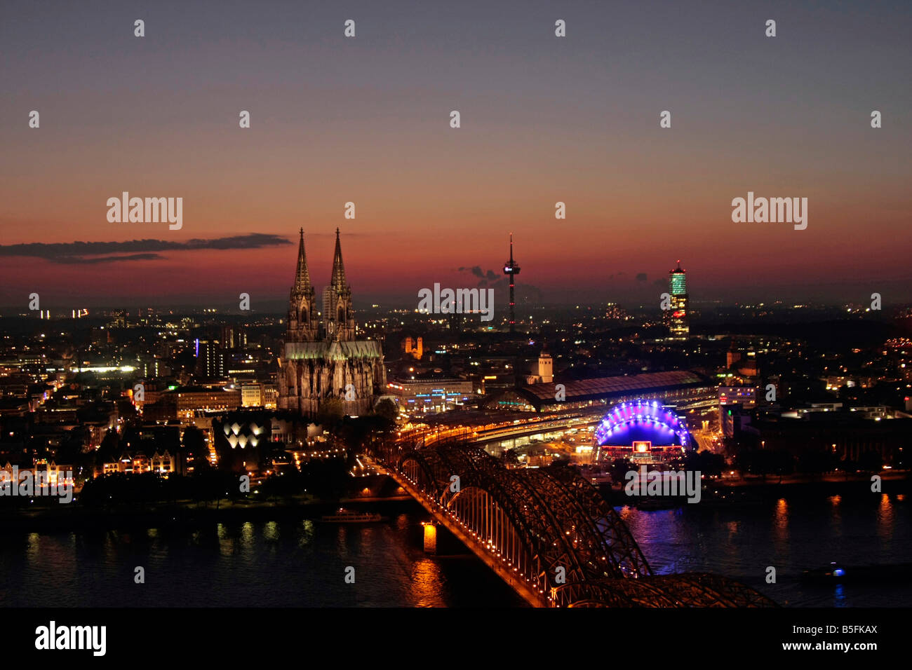 Stadtansicht von Köln in der Nacht mit Kölner Dom Rhein River Musical Dome und Hohenzollern Brücke Köln Stockfoto
