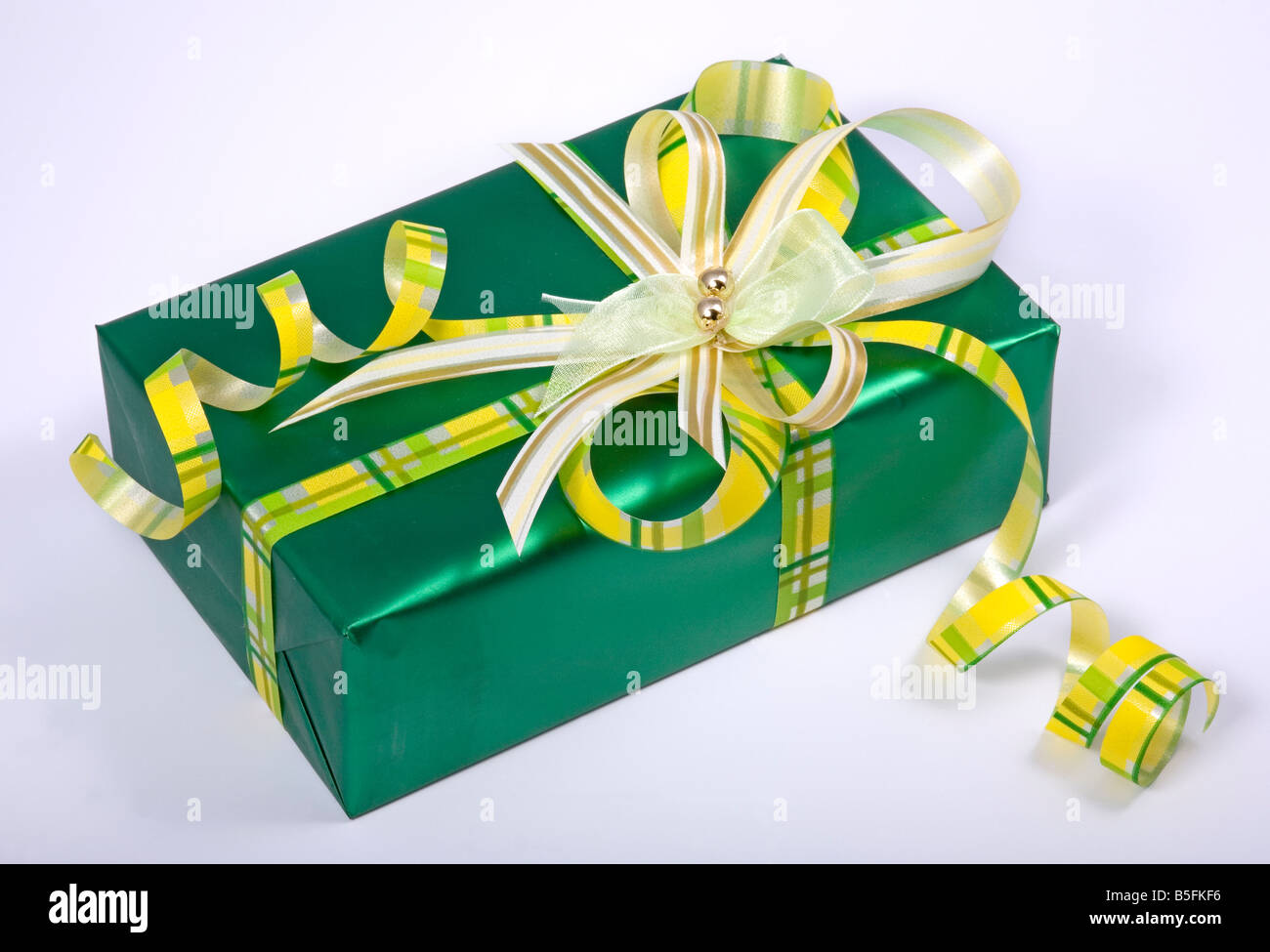 grüne Geschenkbox mit Schleife und Bogen Stockfoto