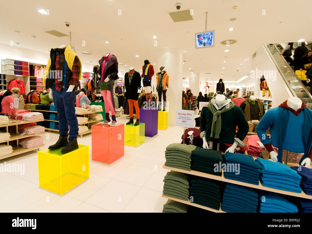 Innen Uniqlo Bekleidungsgeschäft in London Stockfoto