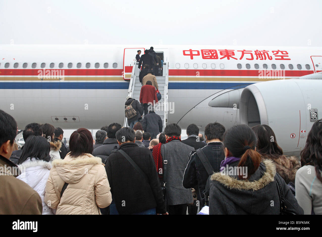 Touristen, die einsteigen in einer Maschine der China Eastern Airlines, Shanghai, China Stockfoto