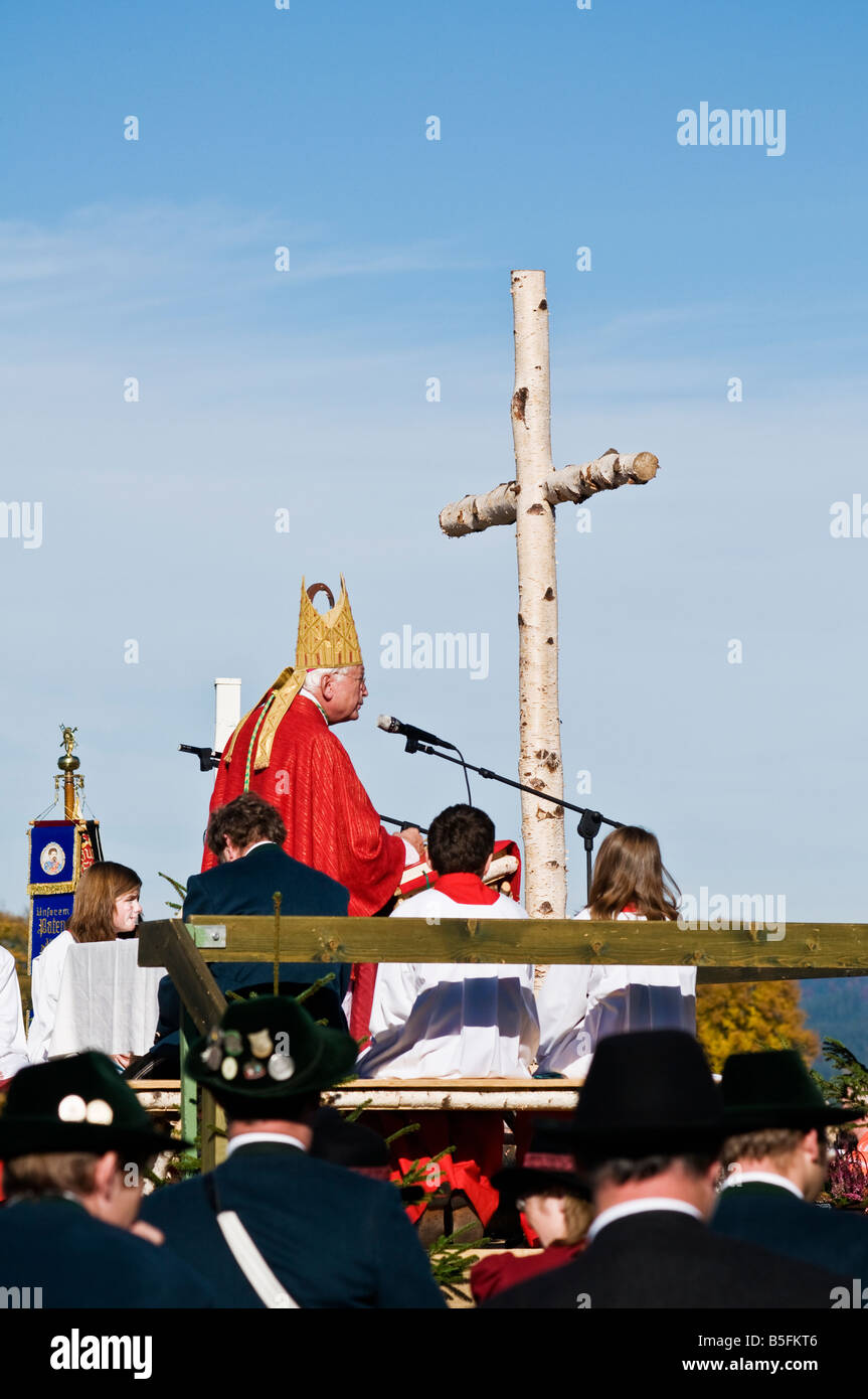 Katholischer Bischof hält Rede bei St. Coloman Festival St. Coloman Kirche Schwangau Bayern Deutschland Stockfoto