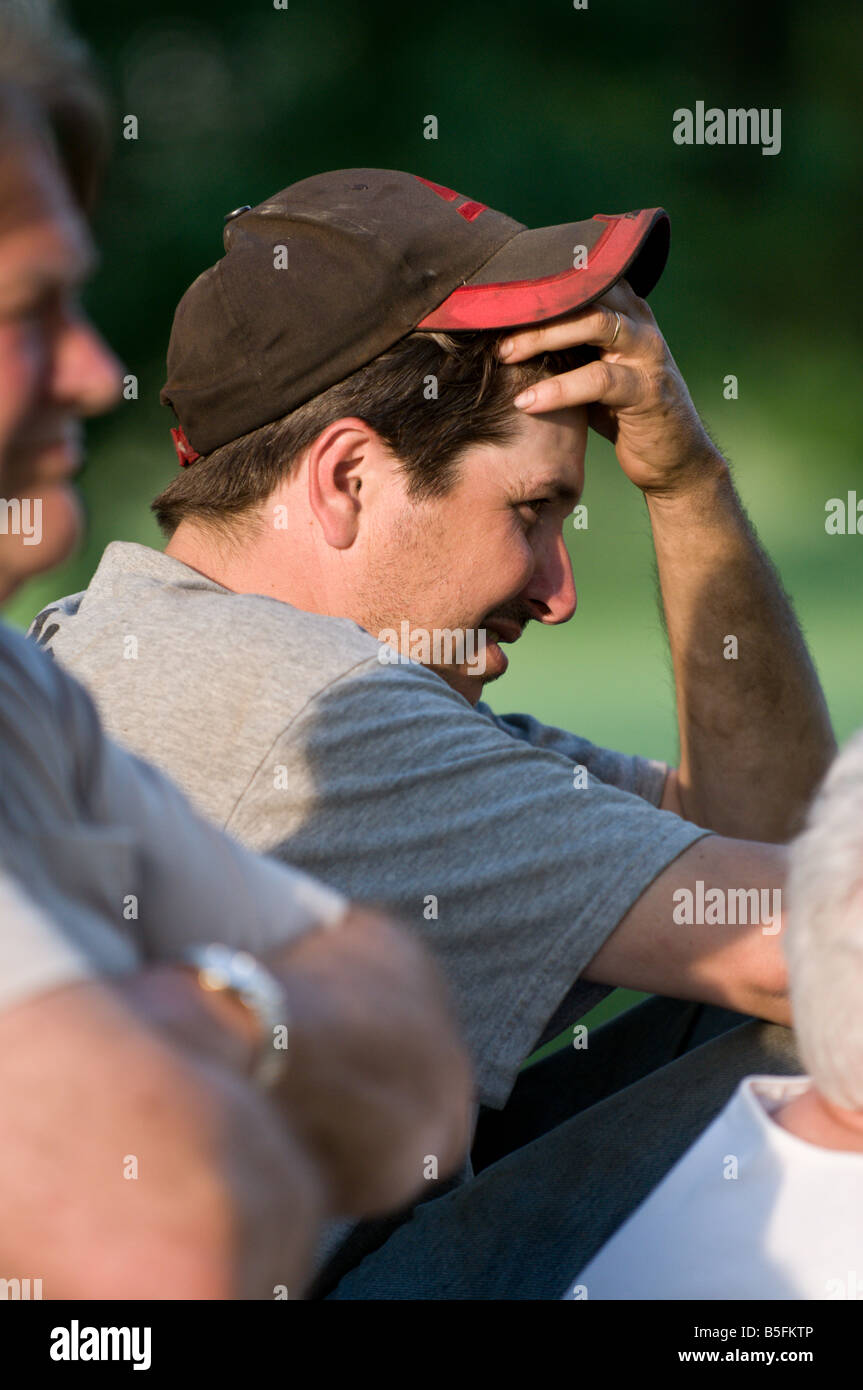 Mittleren Alters männlichen Bauer sucht verzweifelt nach einem anstrengenden Tag der Arbeit in den Bereichen Stockfoto