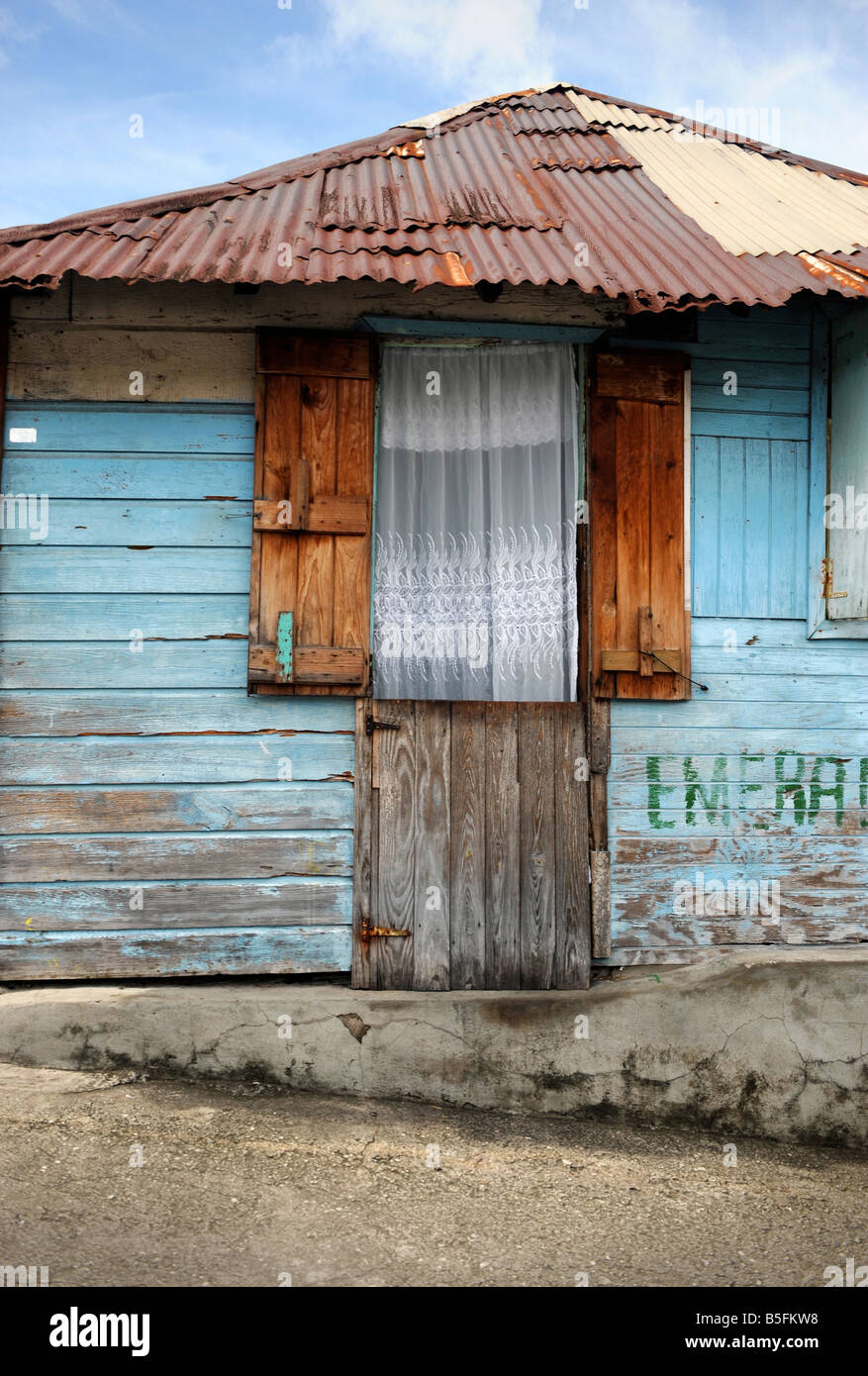 EIN HOLZHAUS MIT WELLBLECHDACH IN SOUFRIERE ST LUCIA Stockfoto