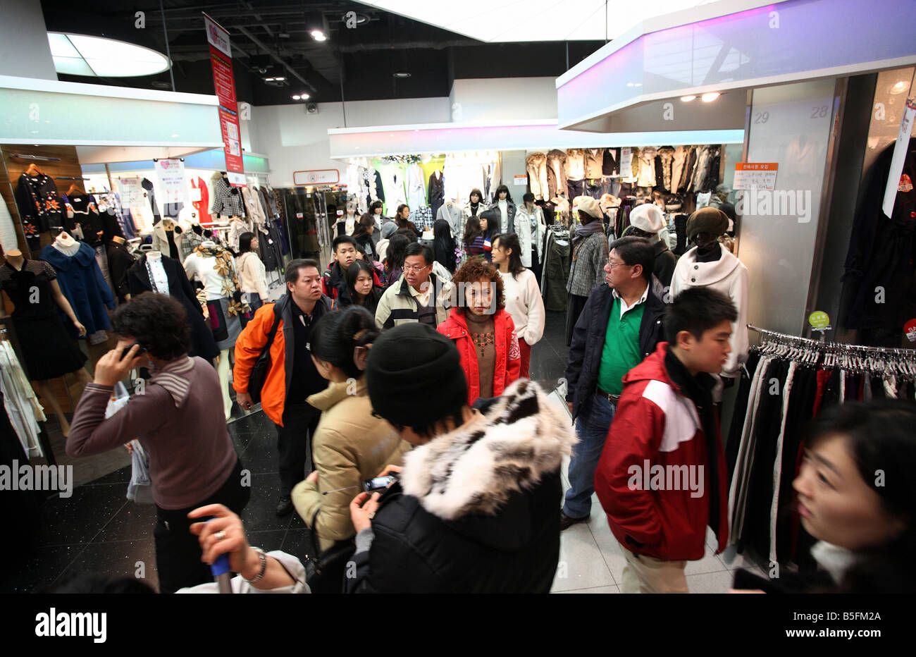 Menschen in einem Einkaufszentrum, Seoul, Südkorea Stockfoto