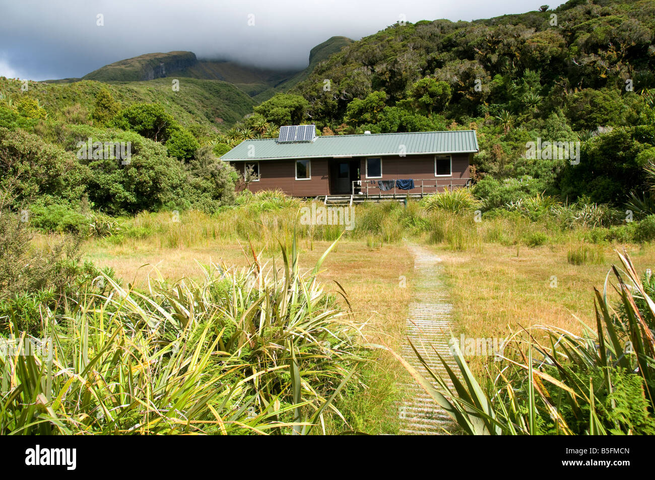 Der Holly-Hütte, Mount Taranaki, Egmont National Park, North Island, Neuseeland Stockfoto