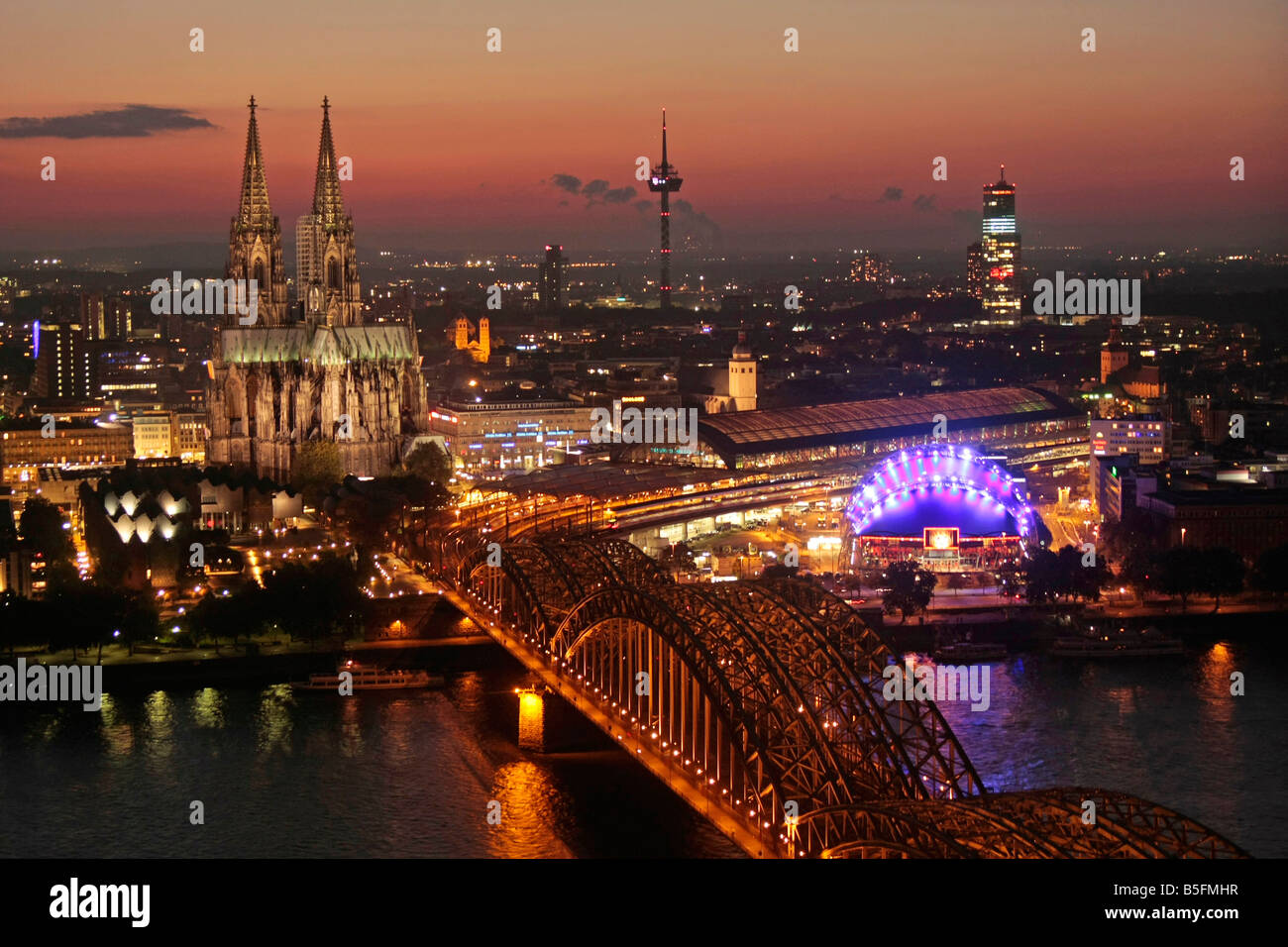 Stadtansicht von Köln in der Nacht mit Kölner Dom Rhein River Musical Dome und Hohenzollern Brücke Köln Stockfoto