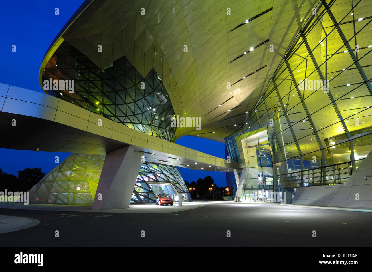 BMW Welt beleuchtet in der Nacht, München, München, Bayern, Deutschland Stockfoto