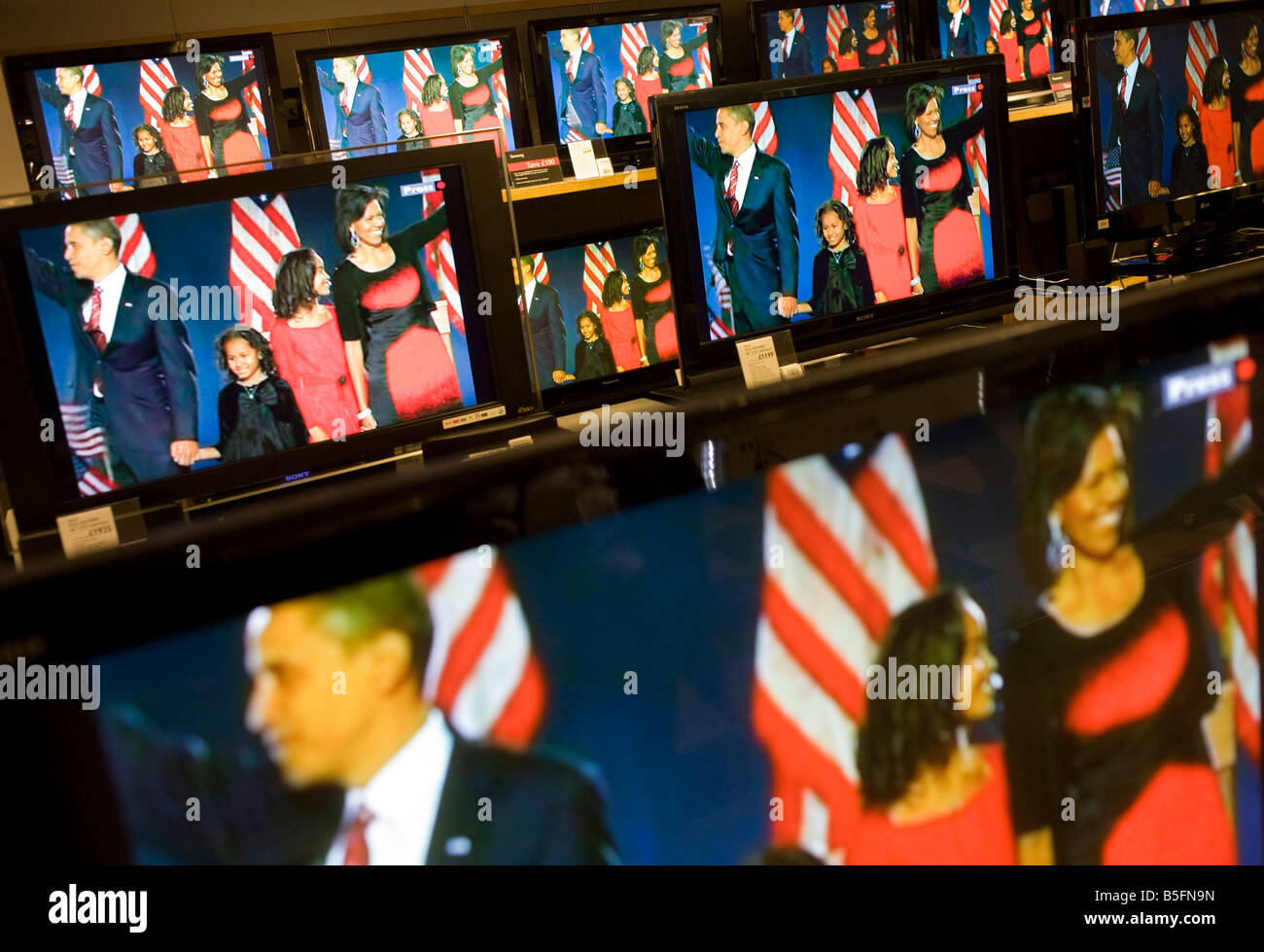 Barack Obama und Familie nach Wahlsieg auf BBC News TV-Bildschirme in der Londoner John Lewis Department Store gesehen Stockfoto