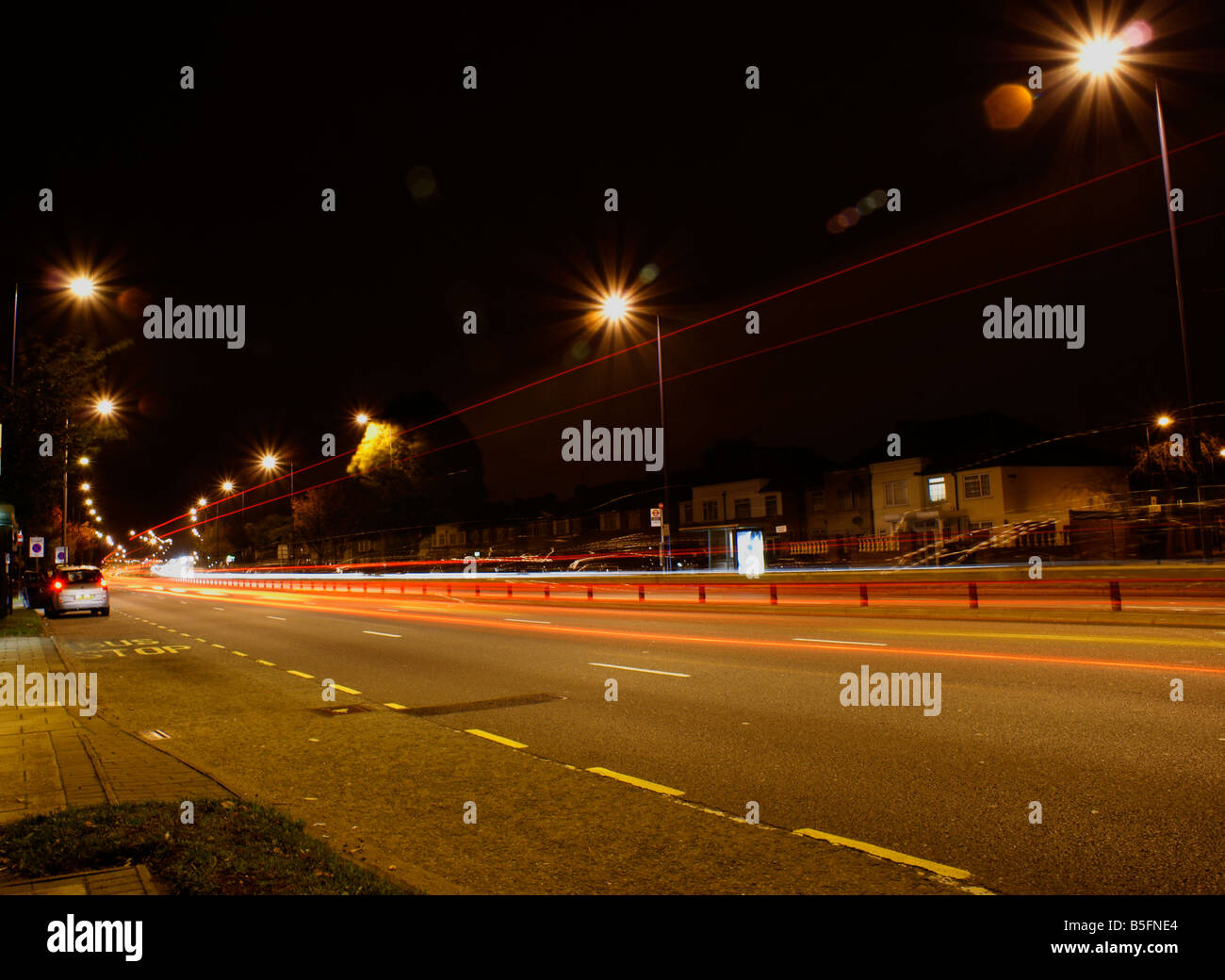 Nacht-Szene auf die Lichter der Fahrzeuge hinten leuchtet, wie sie vorbei an Geschwindigkeit Stockfoto