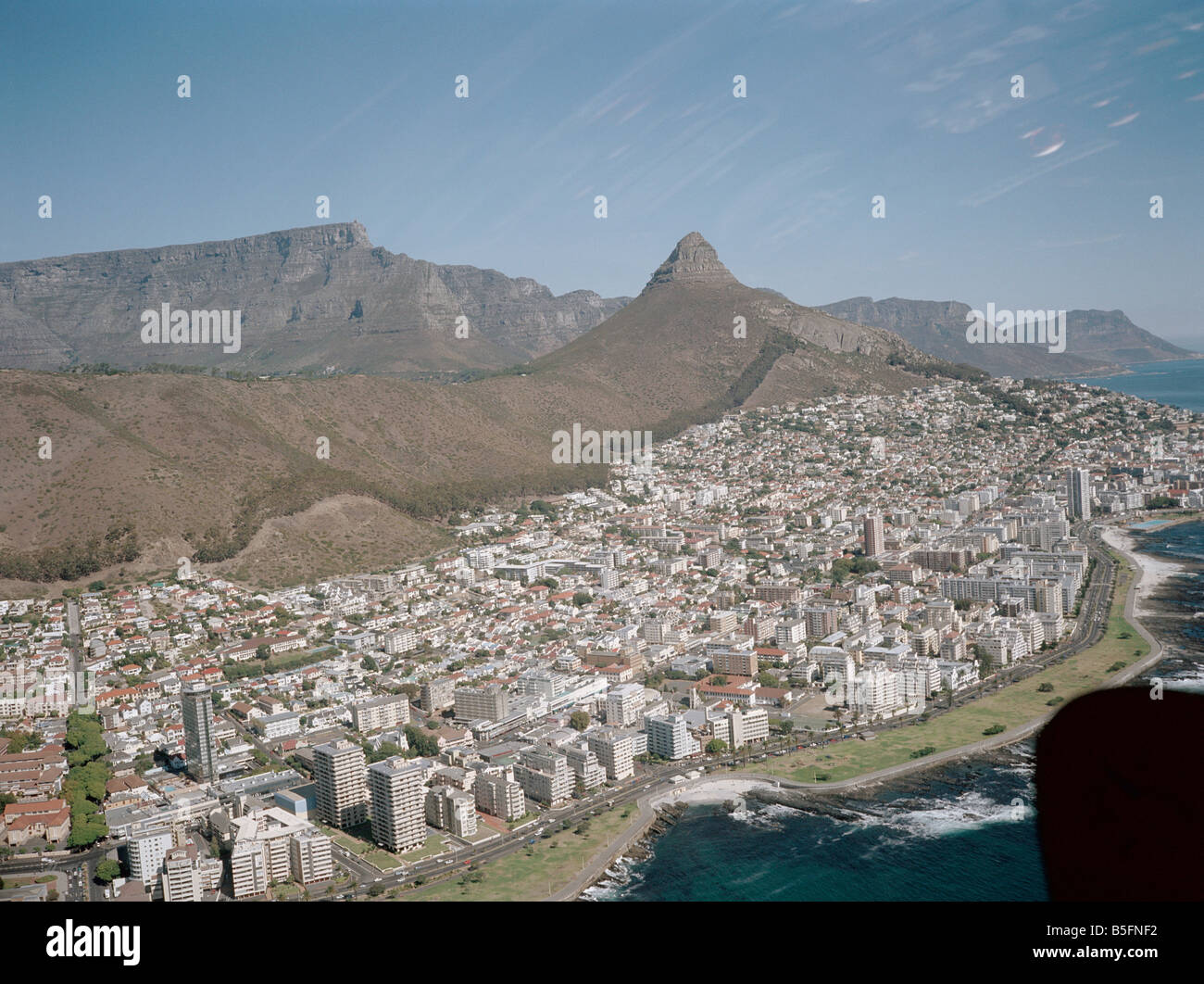 Südafrika, Western Cape, Cape Town, Luftaufnahme von Tafelberg und Kapstadt aus einem Hubschrauber Stockfoto