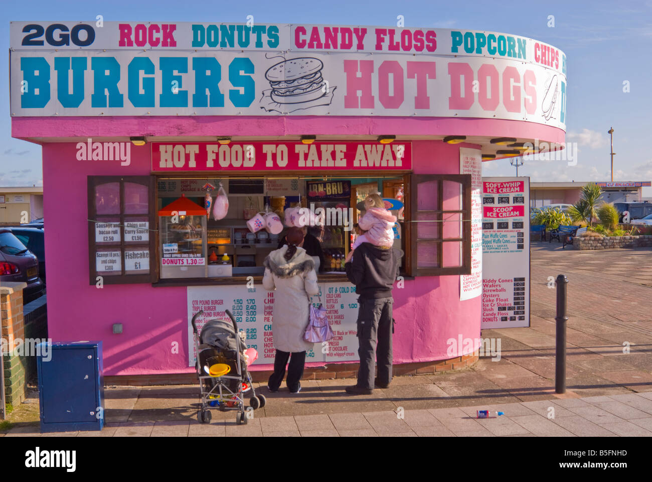 Kiosk verkauft Eis Donuts Chips und warmen und kalten Speisen Getränke entlang der Strandpromenade promenade in Great Yarmouth Norfolk Uk Stockfoto