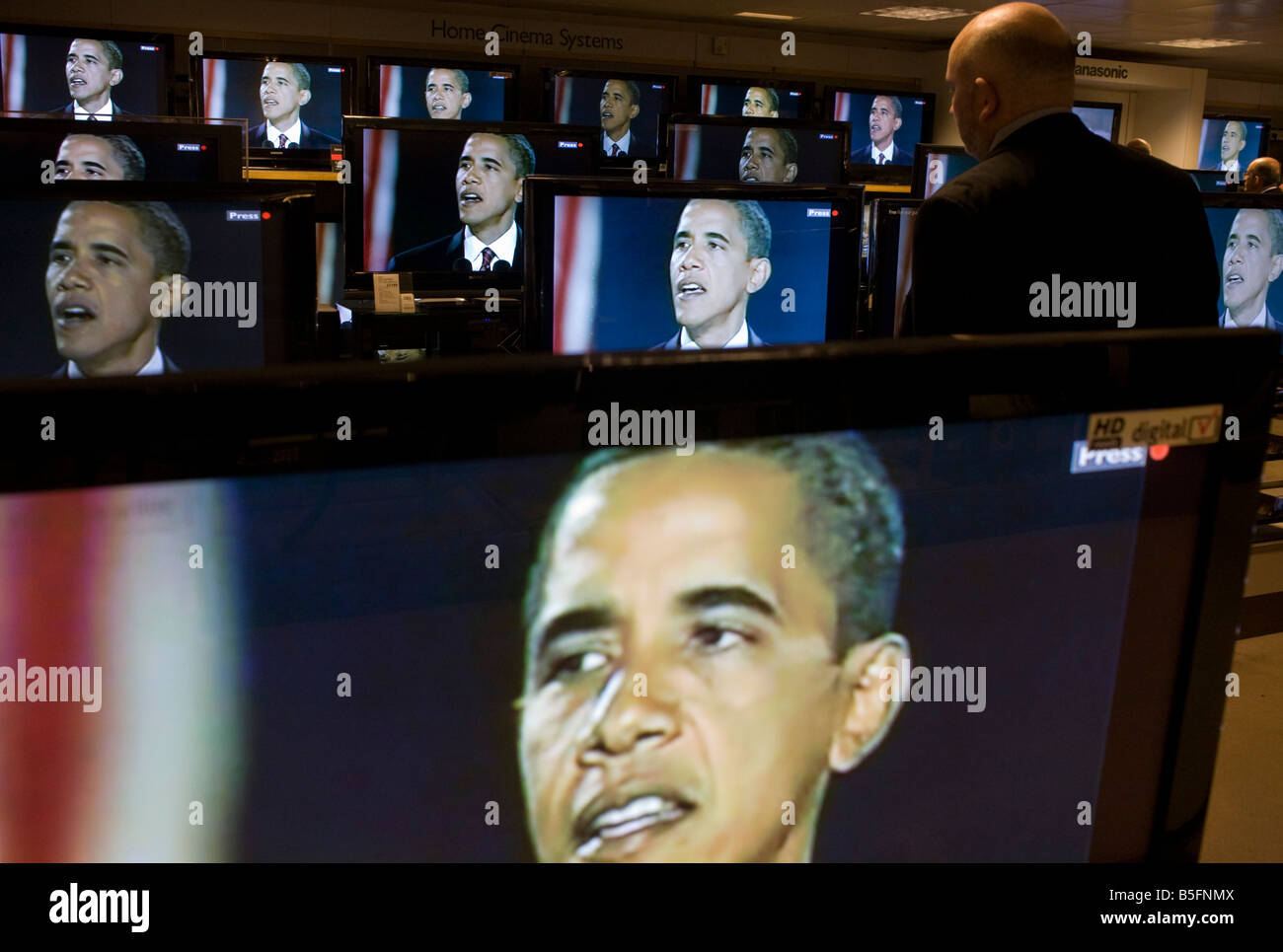 Barack Obama gibt Wahl Siegesrede auf BBC News TV-Bildschirme audio Erdgeschoss John Lewis Department Store Stockfoto