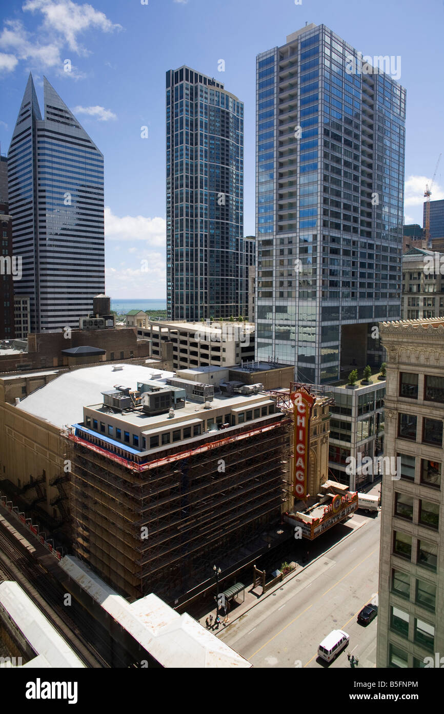 Ein Blick auf die Innenstadt von Chicago am Chicago Theater unten Stockfoto