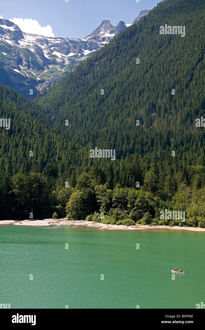 Kanufahren auf Diablo Lake in der North Cascade Range-Washington Stockfoto