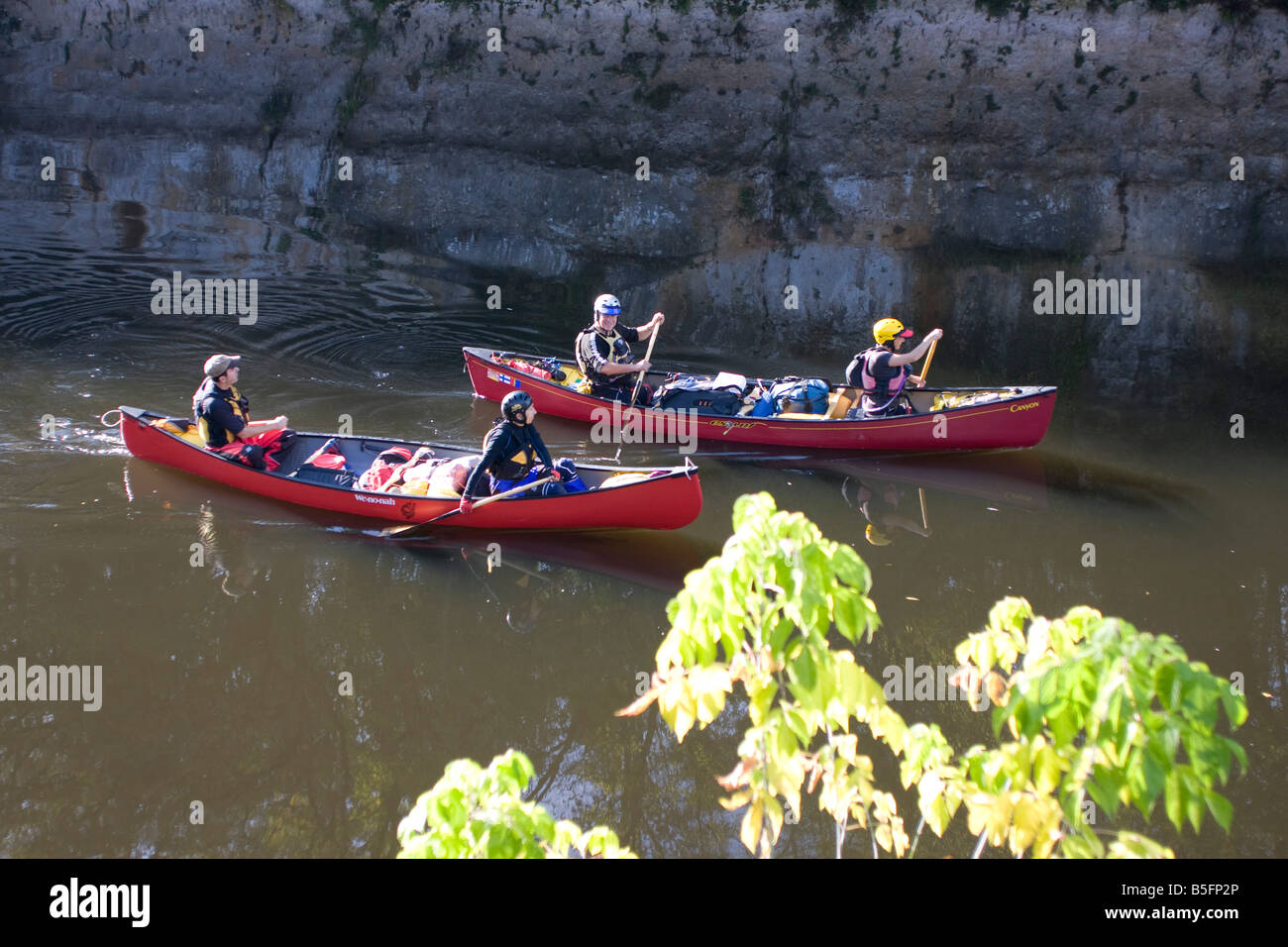 Kanuten auf Kanus auf Vézère Fluss, St Leon, Perigord Dordogne Frankreich Horizontal 87199 Canoe Vézère Stockfoto