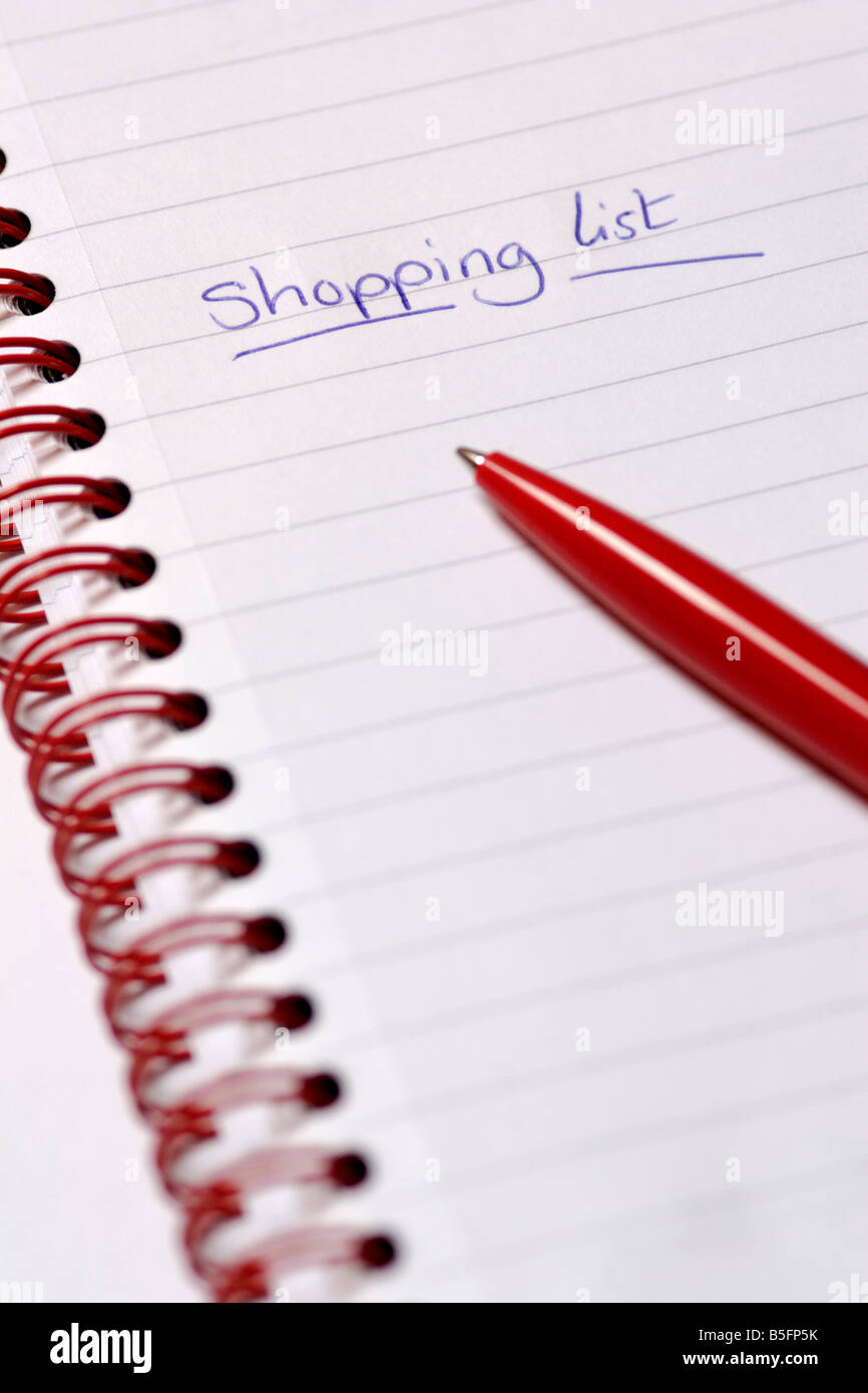 Shopping Liste geschrieben auf Liniertes Notizbuch mit Kugelschreiber Stift hautnah Stockfoto