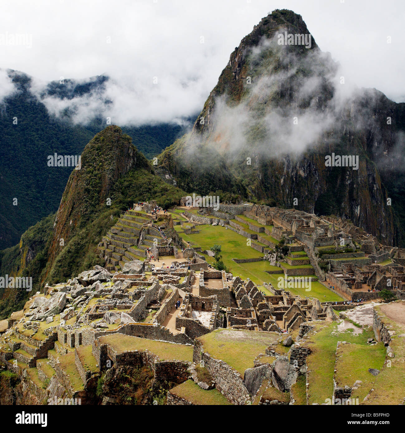 Blick auf Machu Pichu mit Nebel vor Huayna Pichu Höhepunkt treiben quadratisch Stockfoto