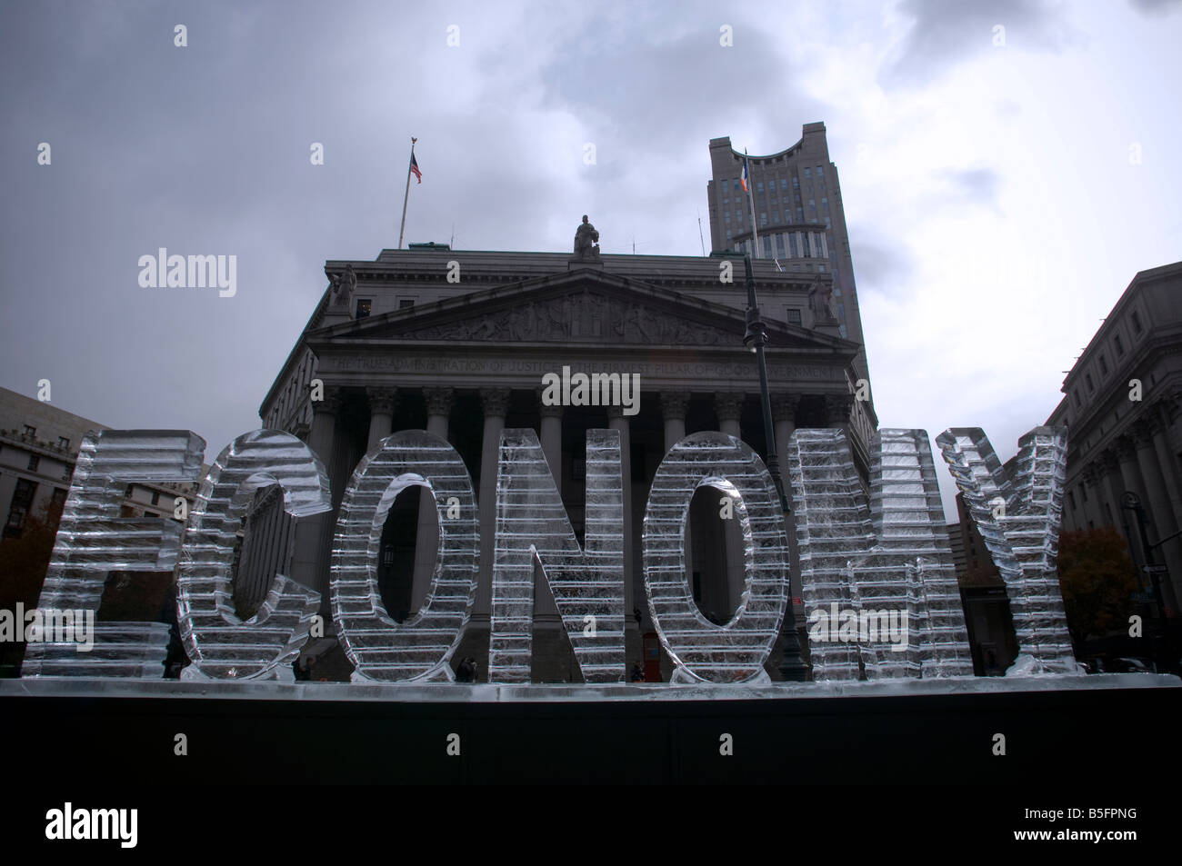 Eine Eisskulptur der Wort-Wirtschaft unter dem Titel Main Street Meltdown schmilzt in Foley Square in New York Stockfoto