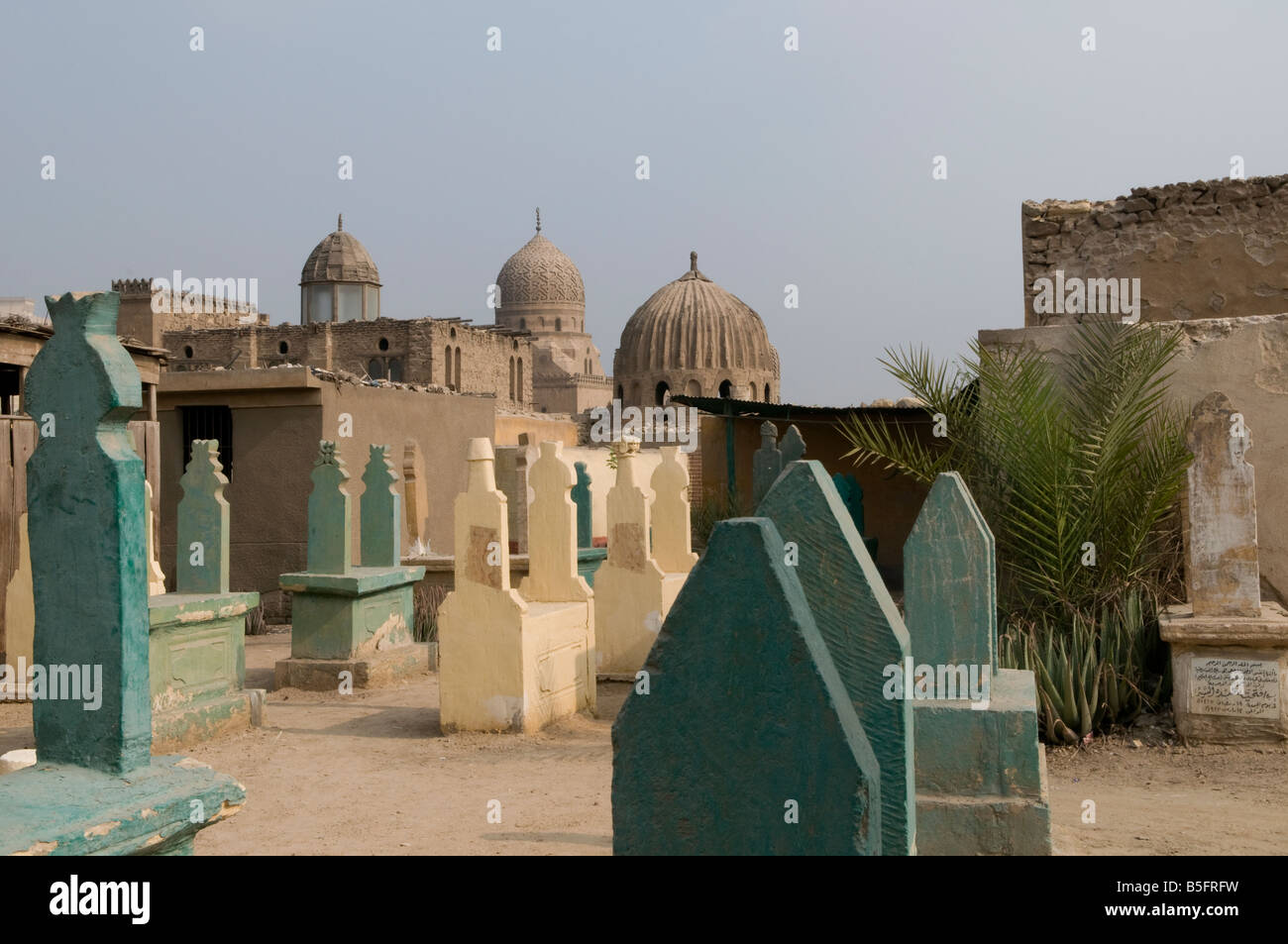 Dichtes Raster von Grab und islamisches Mausoleum Strukturen in der Stadt der Toten oder Kairo Nekropole, in denen Menschen leben und arbeiten unter den Toten in so Stockfoto